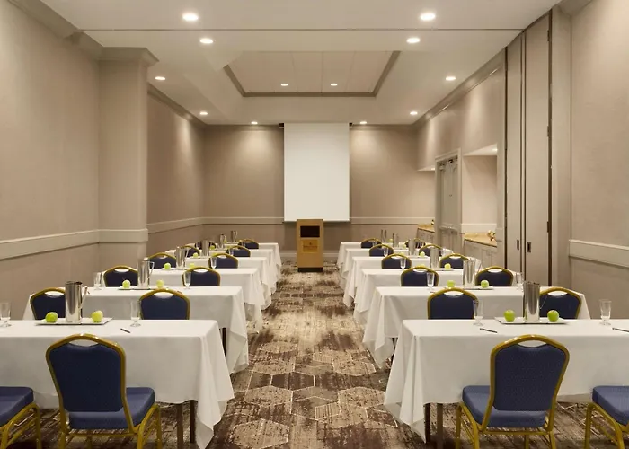 Hotel Embassy By Hilton Downtown North Phoenix