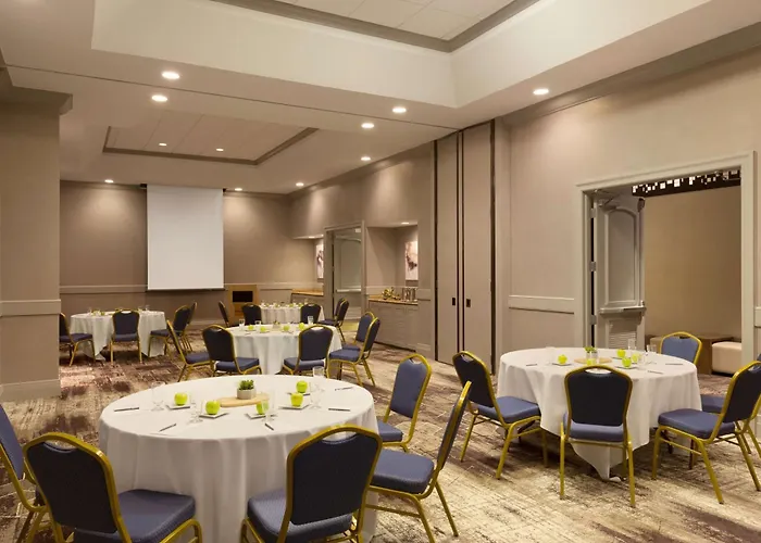 Hotel Embassy By Hilton Downtown North 3*