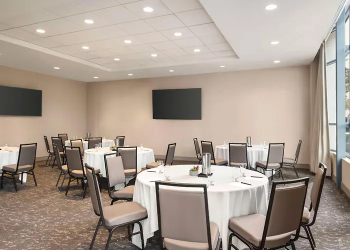 Hotel Embassy By Hilton Downtown North Phoenix