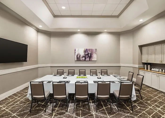 Hotel Embassy By Hilton Downtown North 3*